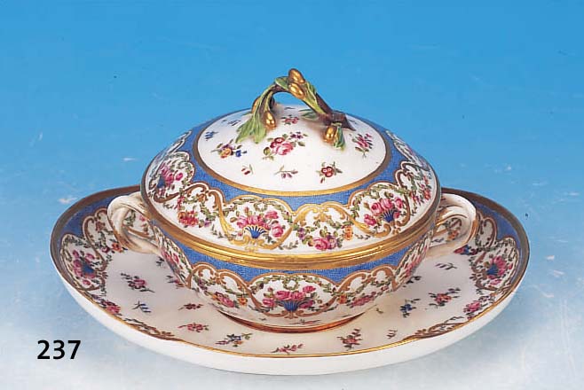 Deckelschale mit Unterteller, Sèvres, um 1790, Weichporzellan, reich bunt bemalt mit Blu- mengirlanden, goldenen Rocaillen und Streublu-men, Henkel ...