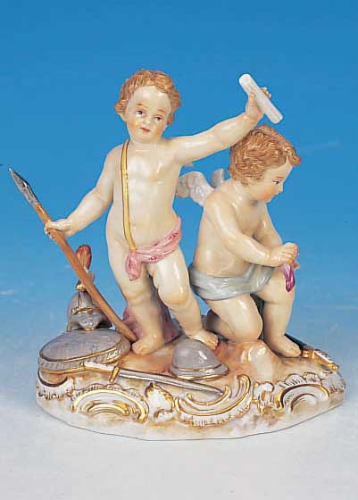 PORZELLANFIGUR, MEISSEN, UM 1860-70, 1.WAHL,ZWEI GEFLüGELTE PUTTEN MIT WAFFEN, BUNT BEMALTUND MIT GOLDSTAFFAGE, TEILREST., H. CA. 14.5CM