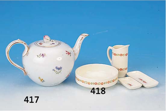 Teekanne, Meissen, 60er Jahre, 1. Wahl, Porzellan, bunt bemalt mit Streublumen, Gold- staffage, H. ca. 13.5 cm