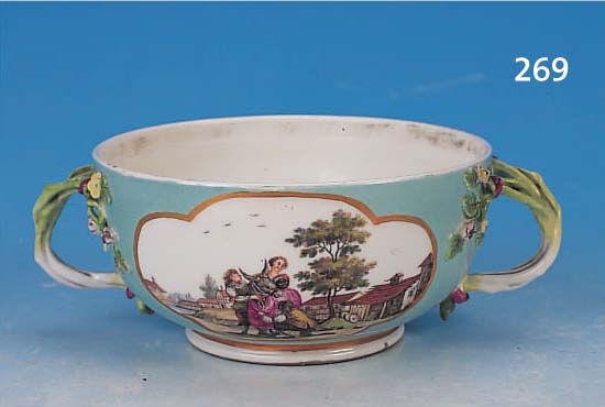 HENKELSCHALE, MEISSEN, UM 1740/45, PORZEL- LAN, TüRKISFARBEN GLASIERT, IN ZWEI GOLDGE- RAHMTEN KARTUSCHEN FEINE BUNTE MALEREI VON ...