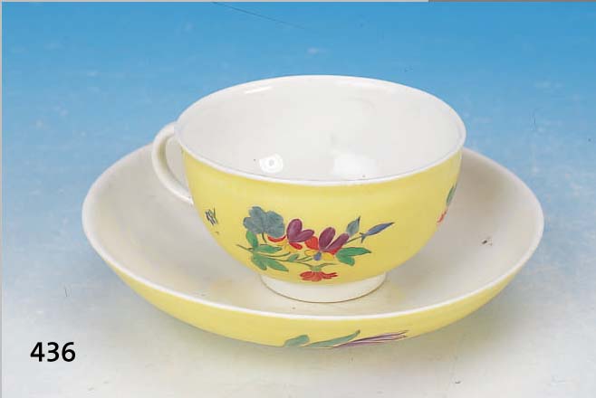 TASSE MIT UNTERTASSE, MEISSEN, UM 1730-35, PORZELLAN, GELBER GRUND MIT BUNTER BLUMEN- MALEREI, H. CA. 4.5 CM, HENKELANSATZ GEKLEBT