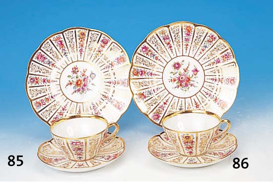 TASSE, UNTERTASSE UND KUCHENTELLER, DRESDEN, LAMM, UM 1910, PORZELLAN, FELDERBEMALUNG MITBUNTEN BLüTENGIRLANDEN UND GOLDENEN ROCAILLEN,H. TASSE ...
