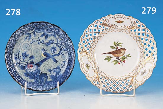 ZIERTELLER, MEISSEN, 80ER JAHRE, 1. WAHL, PORZELLAN, RAND IN DURCHBRUCHARBEIT, IN DREI RANDKARTUSCHEN DISTEL, ZWEIG U. SCHMETTERLING,MITTIG VOGEL ...