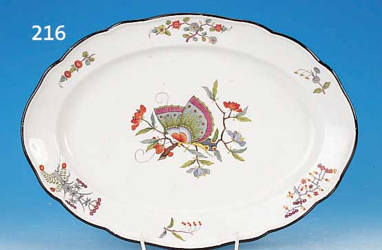 OVALE PLATTE, MEISSEN, UM 1860-70, 1. WAHL, PORZELLAN, BUNT BEMALT IM KAKIEMONDEKOR, CA. 40.5 X 28.5CM, SCHWARZER RAND, LEICHT BERIEBEN