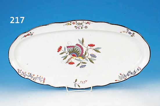 OVALE PLATTE, MEISSEN, UM 1860-70, 1. WAHL, PORZELLAN, BUNT BEMALT IM KAKIEMONDEKOR, CA. 64 X 31.5 CM, SCHWARZER RAND, LEICHT BERIEBEN