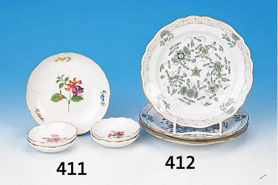 DREI KUCHENTELLER, MEISSEN, 20. JH., 1.WAHL, PORZELLAN, BEMALT IN INDISCH GRüN, GOLDGEHöHT,D. CA. 18 CM