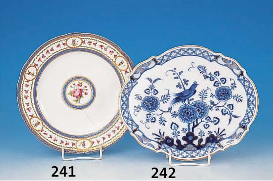 TELLER, SèVRES, 1788, WEICHPORZELLAN, FEINE BUNTE MALEREI VON ROSENKOSPEN UND STIEFMüTTERCHEN, MALERMARKE BULIDON, GOLD- STAFFAGE, ...