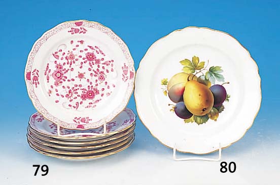 SECHS KUCHENTELLER, MEISSEN, 20. JH., 1. WAHL, PORZELLAN, BEMALT IN INDISCH PURPUR, GOLD- GEHöHT, D. JE CA. 18 CM