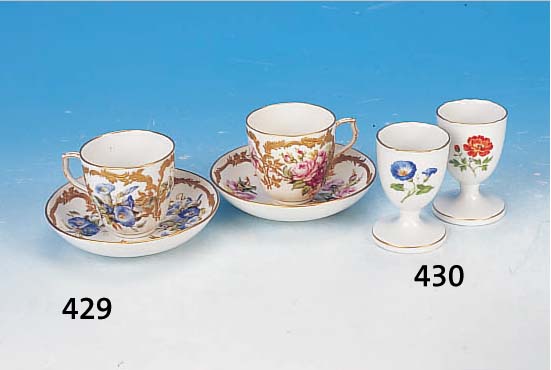 2 EIERBECHER, MEISSEN, 2. WAHL, NACH 1970, BLUMENBOUQUET U. STREUBLUMEN, GOLDRAND, H. CA.7 CM, GUT ERHALTEN