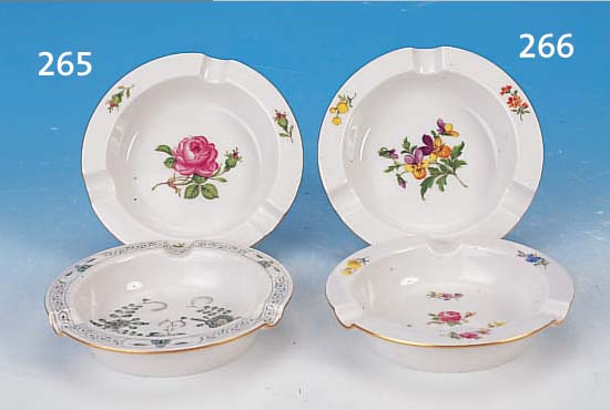 2 Aschenbecher, Meissen, 2. Wahl, nach 1970, Streublumendekor u. Blume I, D. ca. 12,5 cm
