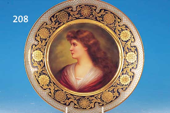 ZIERTELLER, DRESDEN, UM 1910, PORZELLAN, KOBALTBLAUER RAND MIT FLORALEM GEäTZTEM GOLD- DEKOR, MITTIG SEHR FEINE BUNTE PORTRäTMALEREI EINER ...