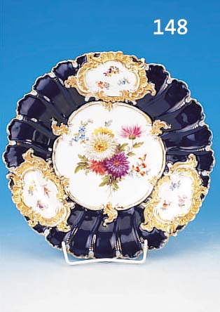 PRUNKSCHALE, MEISSEN, UM 1860-80, 1. WAHL, PORZELLAN, KOBALTBLAUER RAND, REICH RELIEFIERTUND VERGOLDET (BERIEBEN), IN DREI RANDKARTU- SCHEN BUNTE ...