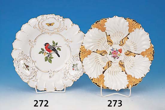 PRUNKSCHALE, MEISSEN, 70ER JAHRE, 1. WAHL, PORZELLAN, REICH RELIEFIERT UND MATT- UND GLANZVERGOLDET, KOBALTBLAU GEHöHT, MITTIG BUNTE ...
