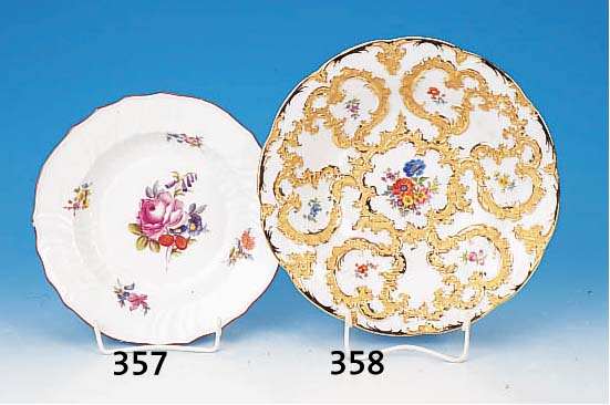 PRUNKSCHALE, MEISSEN, UM 1972-80, 1. WAHL, PORZELLAN, REICH RELIEFIERT UND MATT- UND GLANZVERGOLDET, BUNTES BLUMENBOUQUET UND STREUBLUMEN, ...