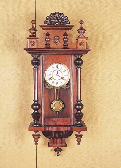 Wanduhr, deutsch, um 1900, verziertes Holzgehäuse, dreiseitig verglast, Aufsatz sek., zweigeteiltes Emailzifferblatt, skelett. ...