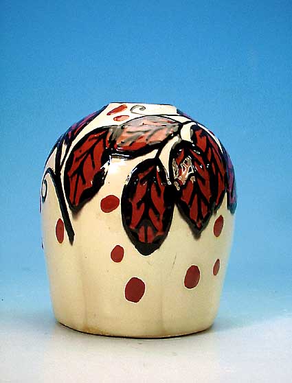 Vase, Tonwerke Kandern, um 1915, Majolika, Gießbüchsenmalerei in Form stilisiert. Laubes,H. ca. 18 cm