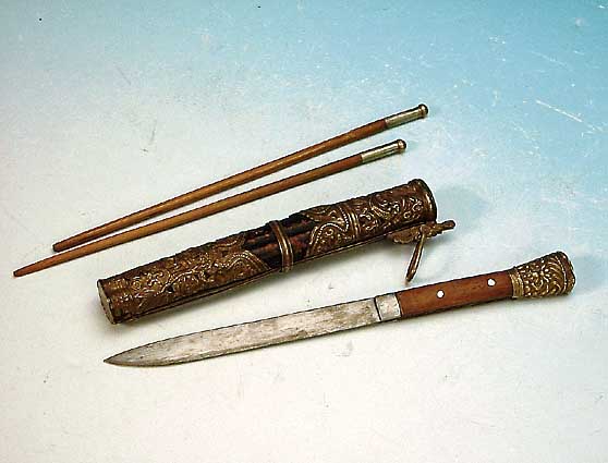 Ess-Besteck, Tibet, um 1900, Messer und Stäbchen im Köcher, dieser mit reliefiertem Blech beschlagen, L. ca. 26.5 ...