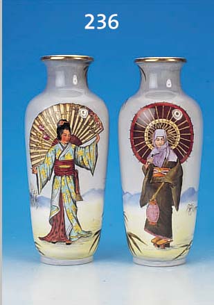 VASENPAAR, VILLEROY & BOCH METTLACH, UM 1900/ 05, FEINSTEINGUT, REICH BUNT LITHOGRAPHIERT MIT JAPANISCHEN DAMEN, H. JE CA. 33,5 CM, GOLDRäNDER ...