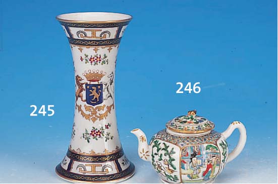 Vase, Samson Paris, um 1830-40, Porzellan, bunt floral bemalt in der Art von Kanton, H. ca. 20,5 cm