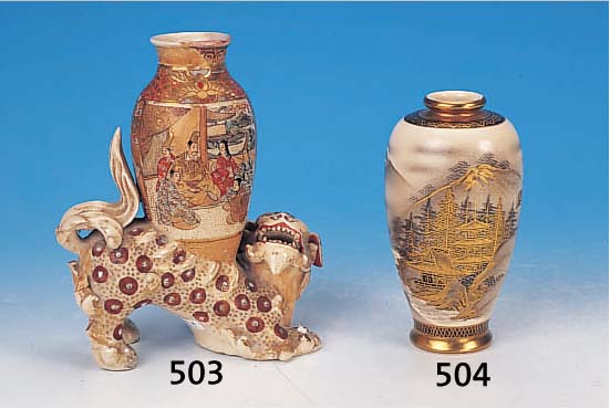 VASE, JAPAN, UM 1890, SATSUMA, FEINSTEIN- GUT, BUNT BEMALT IM GOLDBROKATSTIL, SOCKEL IN FORM EINES FO-HUNDES, OBERER RAND RESTAURIERT,H. CA. 18,5 ...