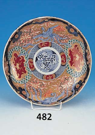 SCHALE, JAPAN, UM 1890, IMARI, PORZELLAN, REICH BUNT BEMALT MIT PARADIESVöGELN, UNTER- GLASURBLAU, EISENROT, GRüN UND GOLD, H. CA. 7,5 CM, D. ...