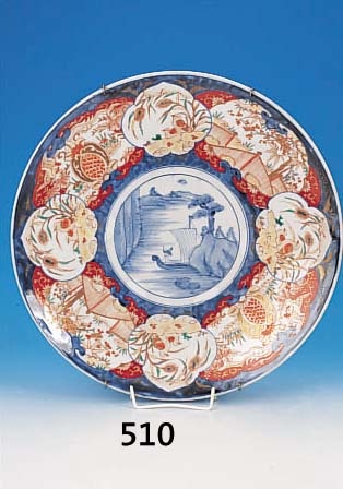 GROßE SCHALE, JAPAN, UM 1880-90, PORZELLAN,MITTIG BLAUMALEREI EINES BOOTES, RAND MIT 8 BUNT BEMALTEN KARTUSCHEN BEMALT, VOGEL- UND ...