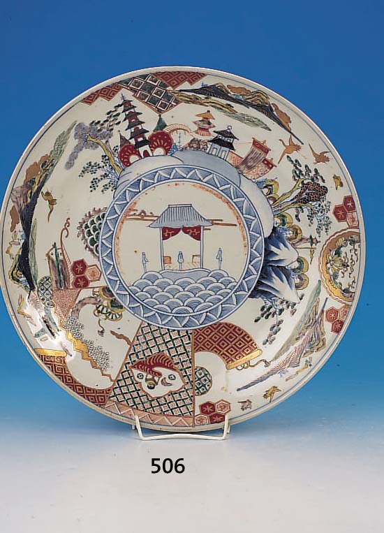 GROßE SCHALE, JAPAN, UM 1860, IMARI, PORZELLAN, REICH BEMALT, MITTIG PAGODENDAR- STELLUNG, AM RAND LANDSHCAFTEN, GEBäUDE UND VöGEL, ...