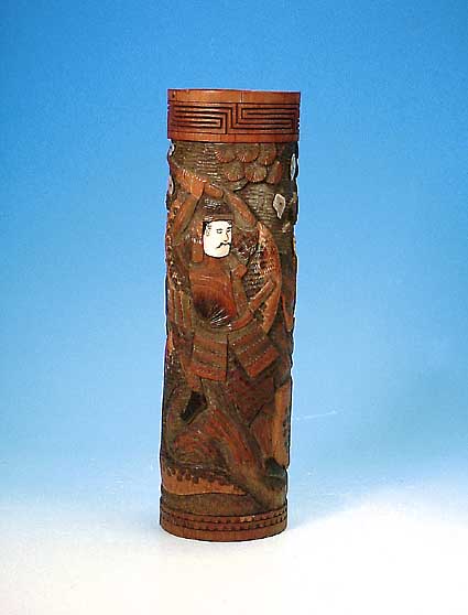 Gefäß, Japan, um 1870, Bambus, reich geschnitzt, Samurai kämpft gegen Drachen, aufgelegte Perlmuttplättchen, Gesicht des Kriegers ...