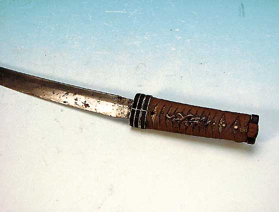 MESSER, JAPAN, UM 1890/1900, GRIFF MIT ROCHENHAUT UND BRONZEMENUKI IN FORM EINES DRACHEN, KLINGE KORR. UND GEKüRZT, L. CA. 46CM