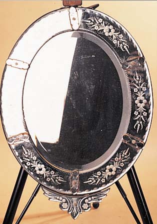 WANDSPIEGEL, ITALIEN, UM 1900, FARBLOSES KRISTALLGLAS, REICH FLORAL GESCHLIFFEN, SECHS APPLIKATIONEN, SPIEGELFOLIE TEILS KORR., CA. 75 X 54 ...