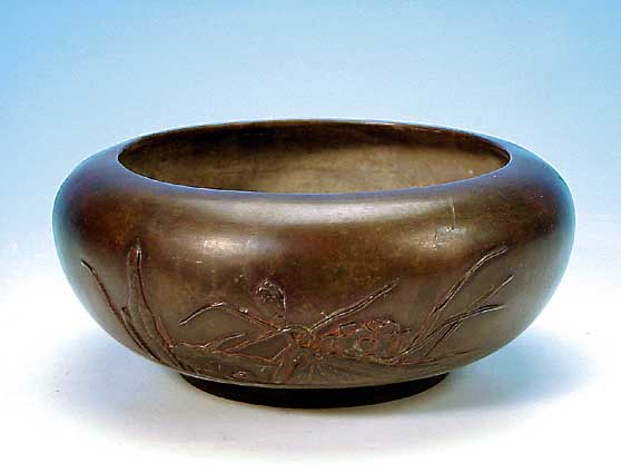 BRONZESCHALE, JAPAN, UM 1900, MIT BLUMENRELIEF, LEICHTE ALTERSSPUREN, H. 9.5 CM,D. 24 CM
