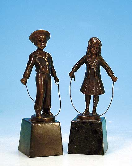 Paar Bronzeskulpturen, wohl dt., um 1900, Junge und Mädchen mit Seil, auf Steinsockel, H. 12.5 cm