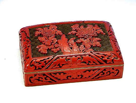Lackdose, China, um 1900, geschnitzt, Blumendekor, innen blaues Email, dekorativ, 4.5 x 15 x 10 cm