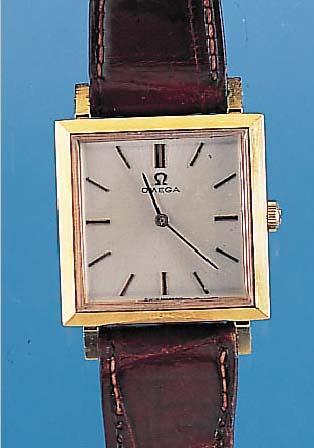 OMEGA HERRENARMBANDUHR, REF.-NR. 111023, SCHWEIZ UM 1967, GG 750/000, CARREEGEH., BODENGEDR., MAßE üBER D. FL. CA. 26 X 26 MM, ORIG.-LEDERBAND ...