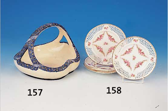 Vier Teller, Max Roesler, um 1920, num. 1698Steingut, Ränder mit Korbgeflecht, Rosendekor ein Teller mit Chip am Rand, D. ca. 16 cm