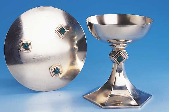 Meßkelch mit Patene, Frankreich um 1925/30, 950er Silber teilvergoldet, Nodus und Patene mit Chrysoprasbesatz, strenge Ab- straktion, ...