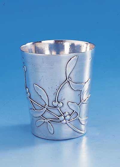 Jugendstilbecher, Frankreich um 1900, 950er Silber, Meistermarke C. Murat, fein relief. Misteldekor, Standfläche verbeult, H ca. 7.5 cm