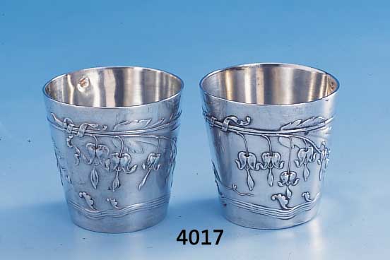 2 Jugendstilstamperl, Frankreich um 1900, 950er Silber, Reste alter Innenvergoldung, zeittyp. floraler Dekor mit tränenden Herzen in asymm. ...