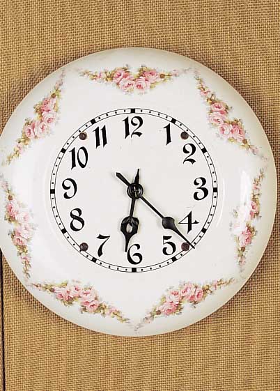 Wanduhr, Roesler, Rodach, 20/30er Jahre, Steingut, Rosendekor, zeittypische Zeiger, skelett. Messingplatinenwerk Gustav Becker, ...
