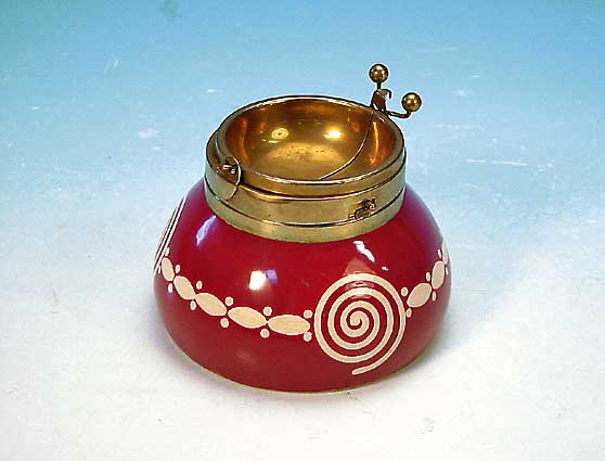 Aschenbecher, Wächtersbach, um 1925-28 Steingut, Entwurf Schweizer, Messingmontur, 5821, H. 9 cm, D. 10 cm