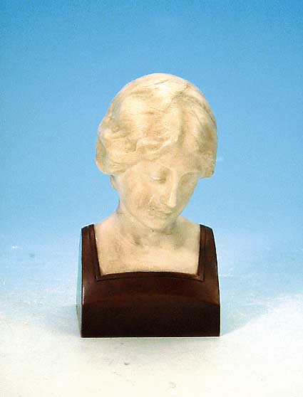 Büste, Jugendstil, dat. 79 ?, Alabaster, rückseitig unleserlich signiert, Bronze- teile gemarkt Schumacher, deutsch, H. 14.5 cm