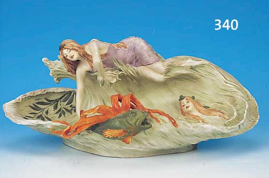 GROßE JUGENDSTILSCHALE, EISENBERG, UM 1900, PORZELLAN, BUNT BEMALT, MEERJUNGFRAUEN AUF WELLEN REITEND, LEICHT BESTOßEN, DEKORATIV,43 X 24 CM