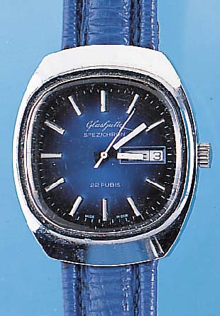 GLASHÜTTE Herrenarmbanduhr Modell Spezichron, Ref.-Nr. 425168, Deutschland um 1974, Me- tall hartverchr., Edelst.-Boden gedr., Zentral-sek., Tag ...
