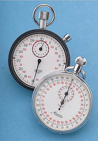 Konvolut: 2 Einhandstopper, beide Schnell- schwinger, einmal HEUER, Metall matt., email- farb. Kontrastzifferbl., Kal. 7700, stoßges., um 1977, EZ ...
