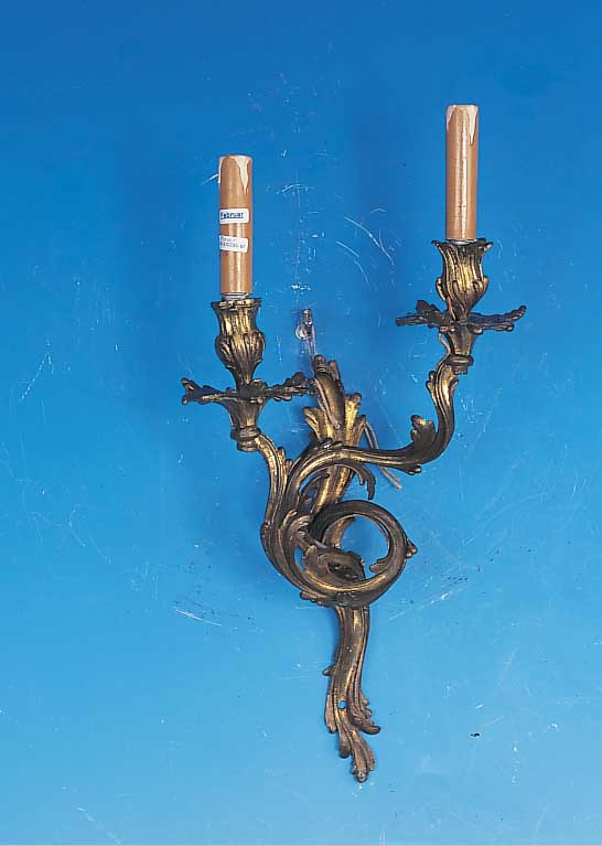 Paar Wandappliken, Frankreich, um 1760/70, Bronze vergoldet, je zwei Brennstellen, fein punziert, nachgestochen, H. ohne Kerzen ca. 58cm, B. ca. ...