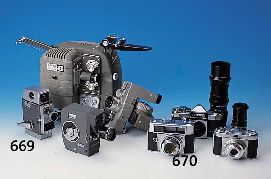 Konvolut aus drei Kameras: Praktica Super TL Gehäuse, dazu Meyer Görlitz Telemegor 250mm1:5.5 und Fernrohradapter mit Zoom-Einteilung 70-135 mm ...