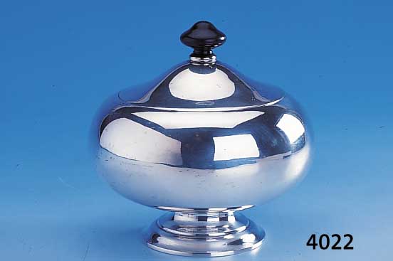 Zuckerdose, deutsch 20/30er Jahre,Art Deco, klassische Form, Deckelknauf Holz schwarz la- ckiert, 1 min. Delle, ca. 235 g, H ca. 10.5 cm
