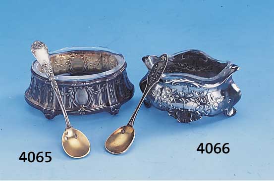 Salzschälchen mit Löffel, Frankreich um 1890, klassizistisch, Silber, geprüft, Innenver- goldung, Girlandenverz., 4 Füße mit stil. ...