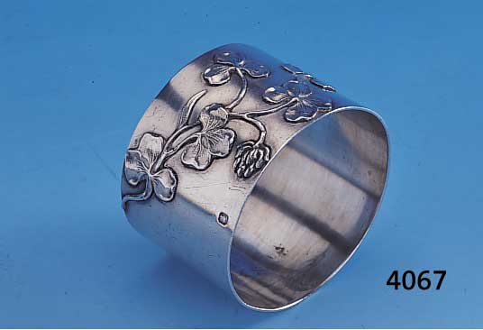 Serviettenring, Frankreich um 1900, 950er Silber, Meistermarke ARMAND GROSS, umlaufender jugendstiltyp. Dekor mit Klee- blättern ...