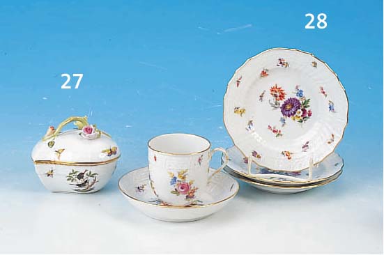 BLATTSCHALE, HEREND, 2. HäLFTE 20. JH., PORZELLAN, MIT DECKEL, INSEKTEN UND BLUMEN- DEKOR, APPLIZIERT, GOLDSTAFFAGE, 9 X 11 CM